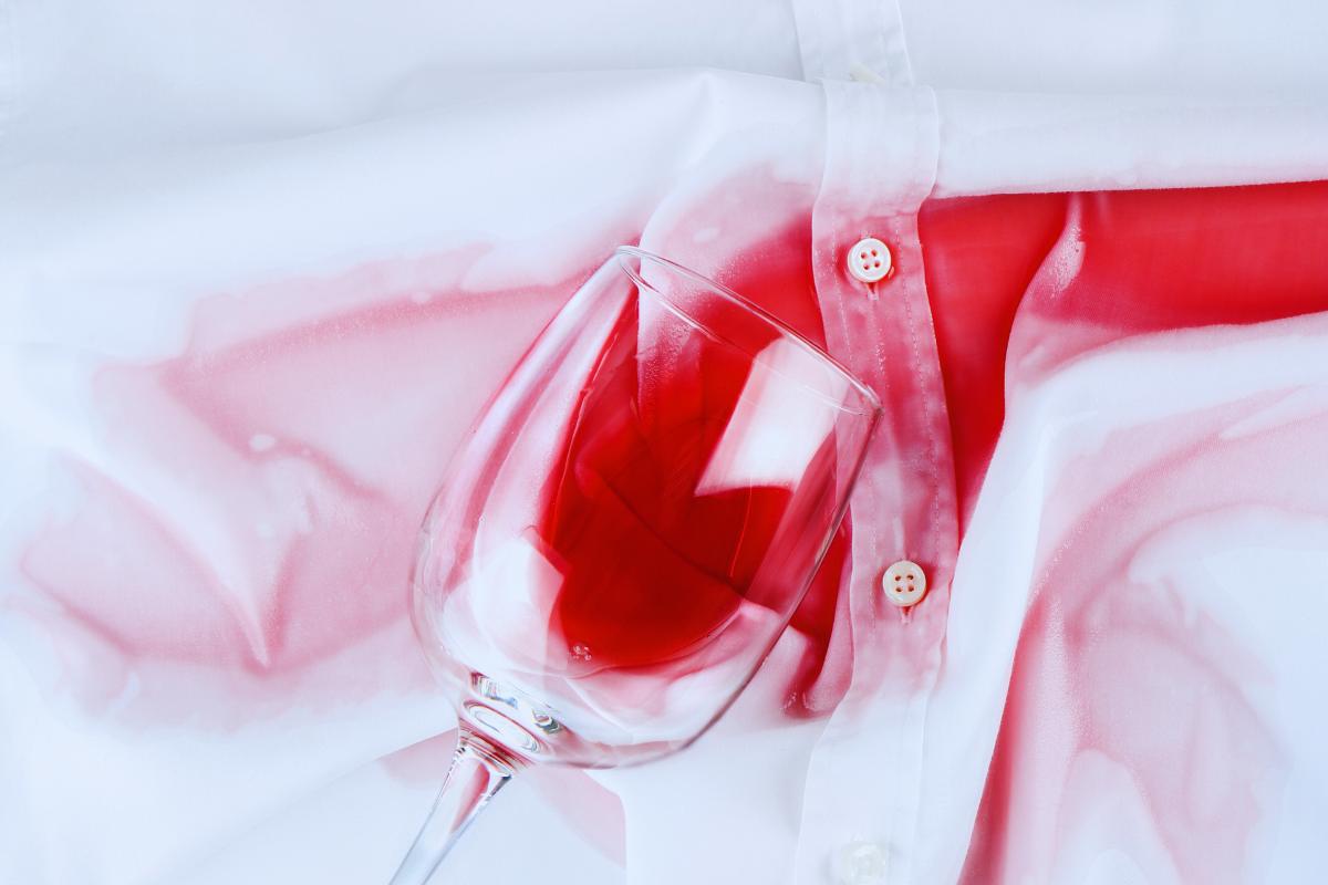 Vino, macchie sui tessuti: ecco il rimedio della nonna