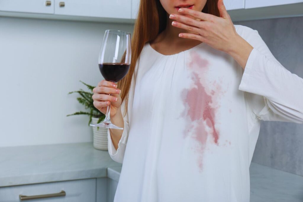 Vino, macchie sui tessuti: ecco il rimedio della nonna