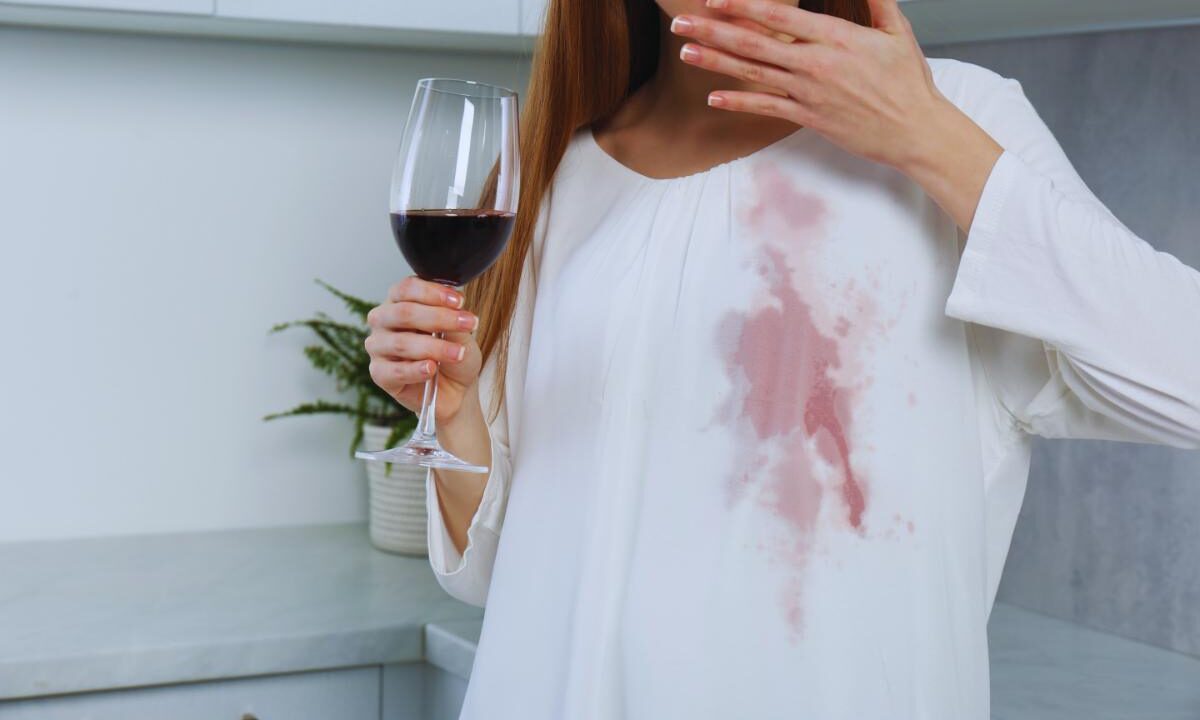 Vino, macchie sui tessuti: ecco il rimedio della nonna