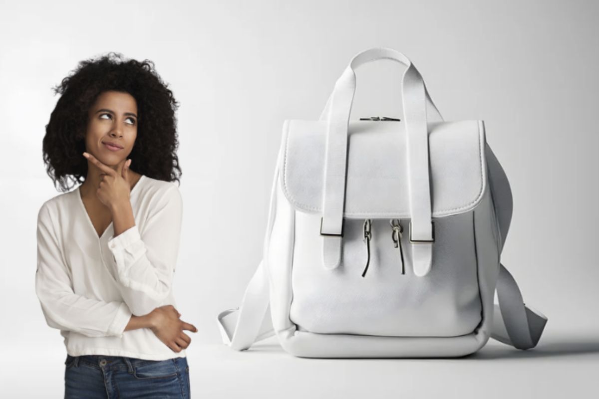 La pelle, essendo un materiale naturale, richiede attenzioni specifiche per mantenere inalterata la sua bellezza e funzionalità.