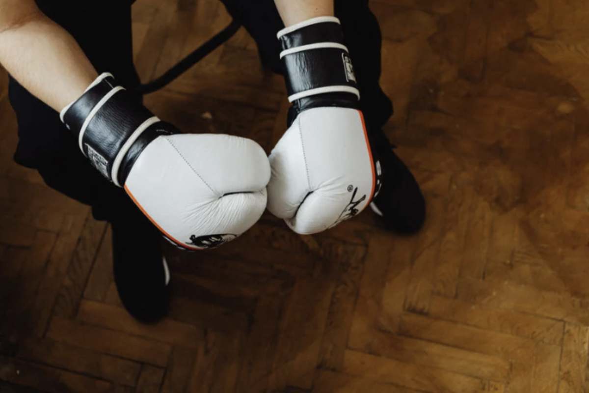 Chi pratica sport da combattimento sa quanto sia cruciale mantenere i guantoni puliti per prevenire la formazione di batteri e cattivi odori