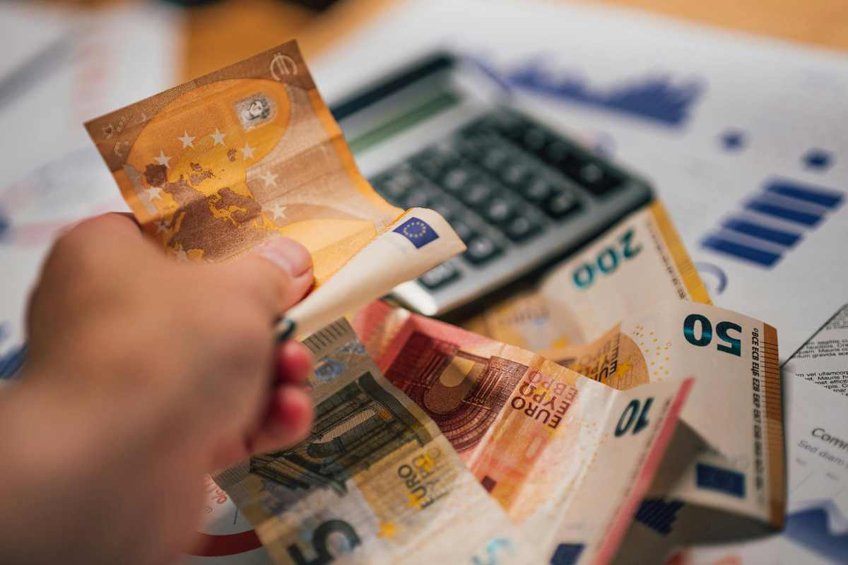 Combinando la riduzione dell’Irpef con la detassazione del salario accessorio, il risultato in busta paga sarà un aumento netto mensile che varia in base alla retribuzione