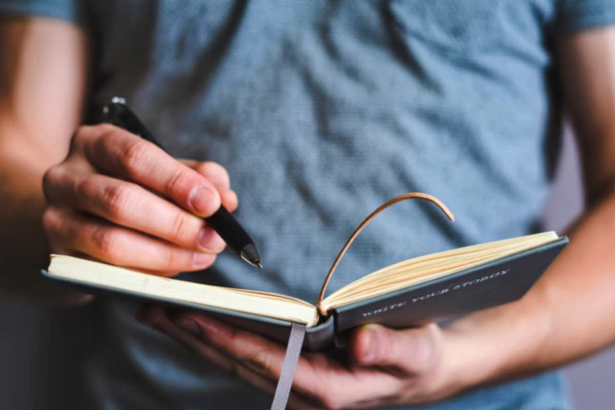 uomo scrive a mano In che modo scrivi la lettera “T”? La risposta rivela chi sei veramente